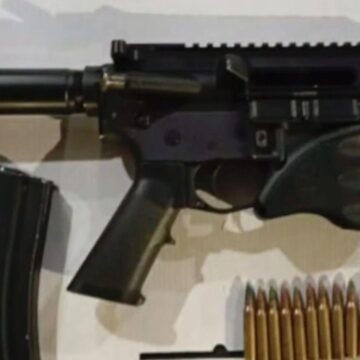 Policía de León detiene a hombre con arma exclusiva del Ejército