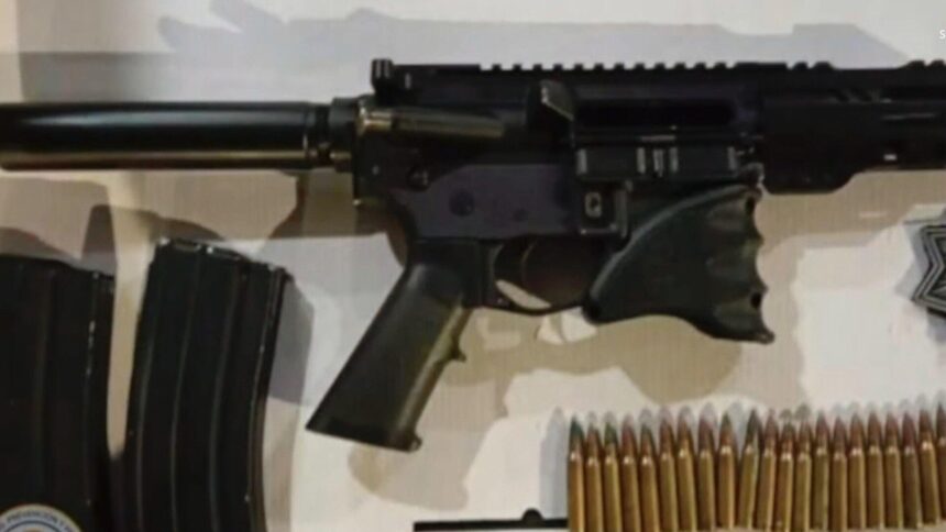 Policía de León detiene a hombre con arma exclusiva del Ejército