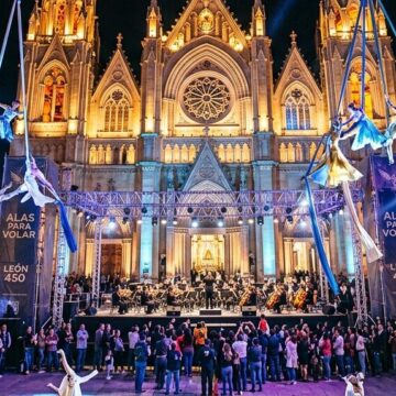 TODO LISTO EN LEÓN: CONCLUYE MONTAJE ESTRUCTURAL PARA EL SHOW AÉREO «ALAS PARA VOLAR» EN LA PLAZA EXPIATORIO
