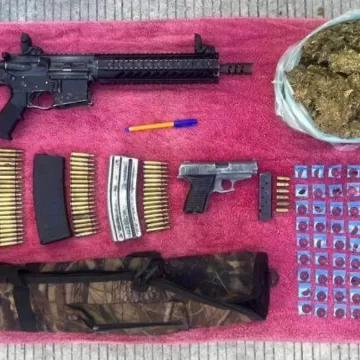 Operativos policiales: La policía municipal informó la detención de dos hombres con armas de alto calibre y de otro sujeto, identificado como Juan, con más de 200 dosis de droga. [1, 2, 3, 4, 5]