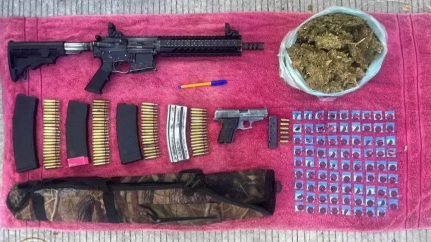 Operativos policiales: La policía municipal informó la detención de dos hombres con armas de alto calibre y de otro sujeto, identificado como Juan, con más de 200 dosis de droga. [1, 2, 3, 4, 5]