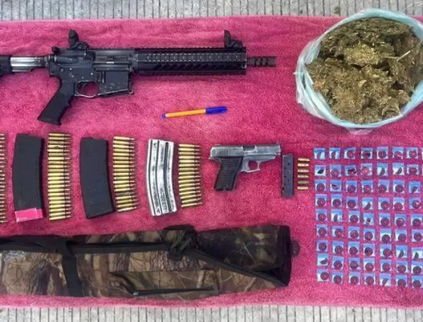 Operativos policiales: La policía municipal informó la detención de dos hombres con armas de alto calibre y de otro sujeto, identificado como Juan, con más de 200 dosis de droga. [1, 2, 3, 4, 5]