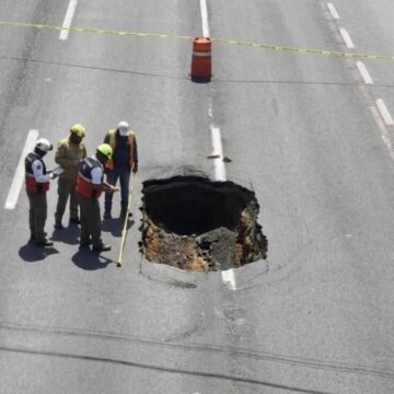 SOCAVÓN EN LA CARRETERA SILAO-LEÓN PROVOCA CAOS VIAL Y CIERRE DE CARRILES