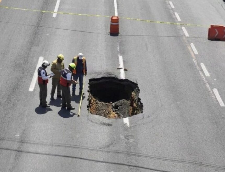 SOCAVÓN EN LA CARRETERA SILAO-LEÓN PROVOCA CAOS VIAL Y CIERRE DE CARRILES