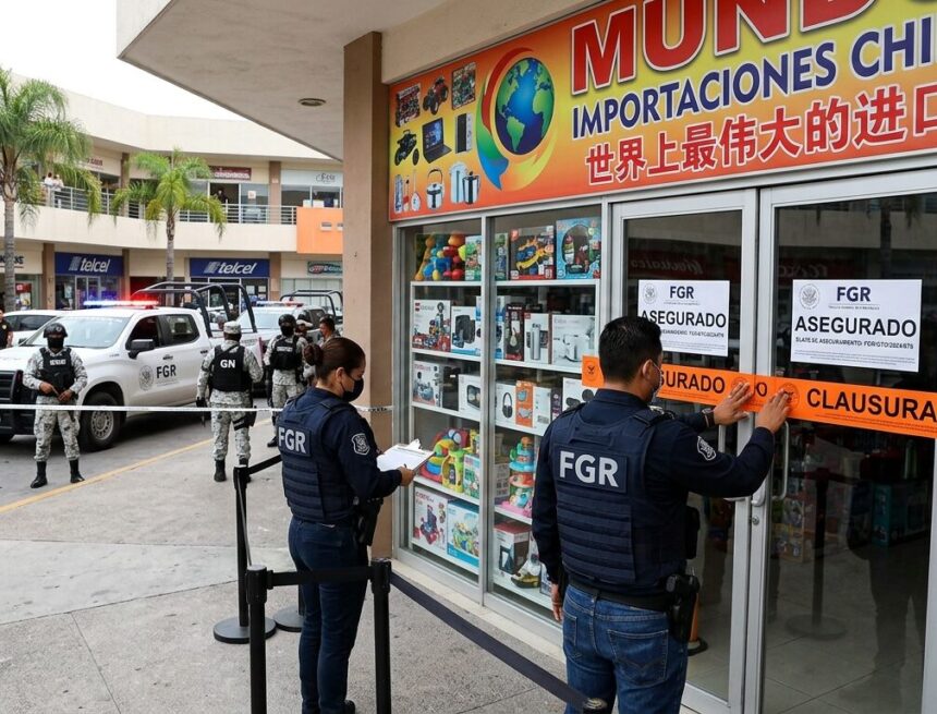 FGR clausura siete macrotiendas chinas en León tras decomiso de piratería y miles de pesos