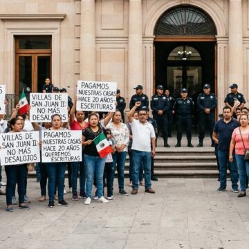 Exigen certeza jurídica: Familias desalojadas de Villas de San Juan protestan en la Presidencia Municipal de León