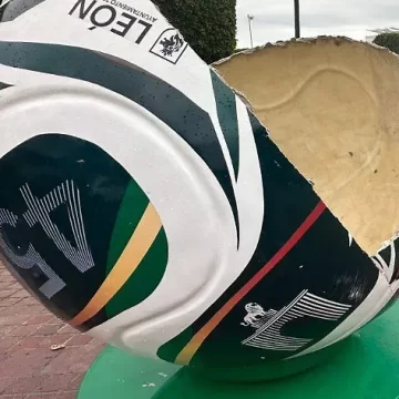 Investigan destrozo de mega balón mundialista en León, Guanajuato