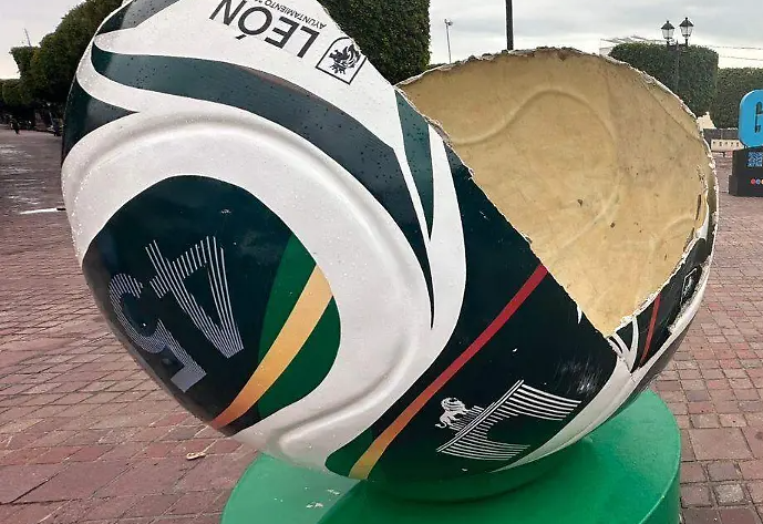 image Investigan destrozo de mega balón mundialista en León, Guanajuato