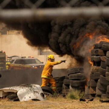 Fuerte incendio consume 30 toneladas de basura y 500 llantas en la colonia Haciendas de Santa Fe