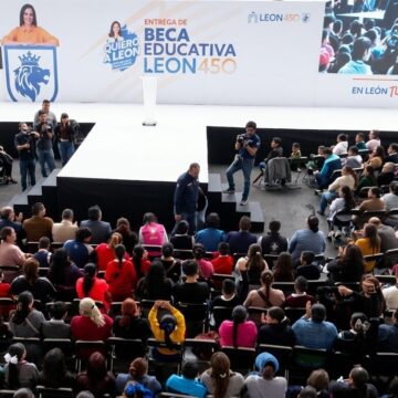León impulsa el talento estudiantil con inversión histórica en becas educativas