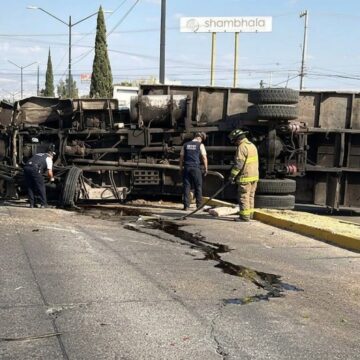 image_eb6372cf (1) Volcadura de tolva provoca colapso vial y cierre total en el Libramiento Morelos