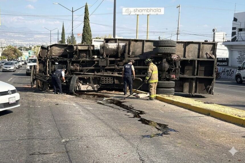 image_eb6372cf (1) Volcadura de tolva provoca colapso vial y cierre total en el Libramiento Morelos