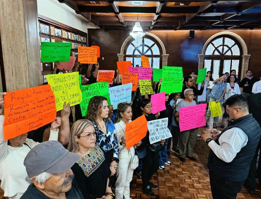755034341_1724794968744484_7625790494339977109_n Tianguistas irrumpen en el Ayuntamiento de León: exigen la destitución del regidor Ramón Hernández por presunto nepotismo