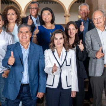 El Síndico Román Cifuentes Negrete y la regidora Luz Karen Irazú Anguiano fueron captados in fraganti, abandonando sus deberes con la ciudadanía para encerrarse en el club privado del Comité Estatal del PAN.