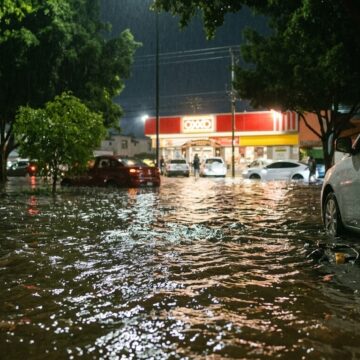 Noche de caos en León: Tormenta inunda vialidades y ejecutan a un hombre en la zona norte